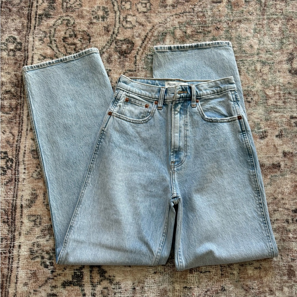 Abercrombie 90’s Relaxed Jeans 👖 Ultra High Rise 26/2